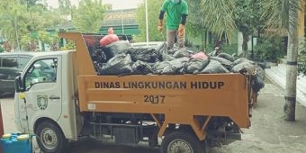 ​DLH Ngawi Angkut Sampah Penanganan Khusus Bekas Pemungutan Suara Pilkada 2020