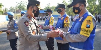 Sambut HUT Ke-76 RI, Polres Pamekasan Gelar Apel Gerakan Serentak Polda Jatim Bagikan 76.000 Bendera