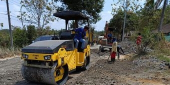 Dinas PU Bina Marga Kabupaten Malang Lakukan Pemeliharaan Rutin Jalan ke Pantai Balekambang 