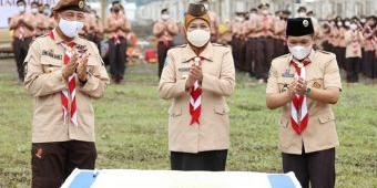 Resmikan Pembangunan 50 Huntara bagi Korban Semeru, Gubernur Khofifah Puji Gotong Royong Pramuka