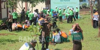 Dukung Adiwiyata di SMKN 3 Tuban, UTSG Gelar Penanaman 500 Pohon Bersama Siswa 