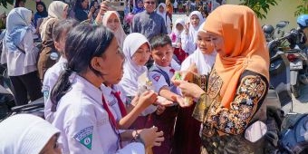 Berbagi Kurma hingga Susu di Hari Pertama MPLS, Cara Khofifah Bersapa Siswa Sepulang Haji