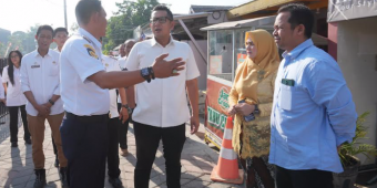 Tegaskan Kenyamanan Warga, Pj Wali Kota Mojokerto Tegur Stan Tenda yang Mengganggu di Trotoar