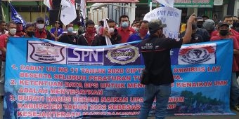 UMK Tak Kunjung Naik, Ratusan Buruh Demo di Depan Kantor DPRD Jombang