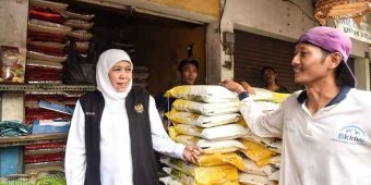 Stabilkan Harga, Gubernur Khofifah Gelontor 20 Ton Beras pada Operasi Pasar di Sidoarjo