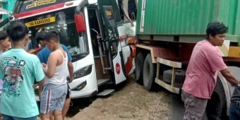 Tak Kuat Menanjak, Truk Kontainer di Blitar Tabrak Bus Bagong