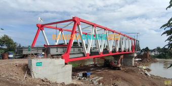 Pembangunan Jembatan Jongbiru Kediri Diperkirakan Meleset dari Target Penyelesaian
