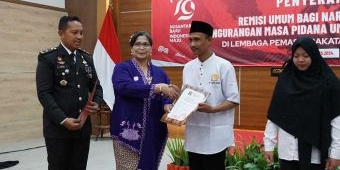 Pj Wali Kota Zanariah Serahkan Remisi Umum untuk Warga Binaan Lapas Kelas IIA Kediri