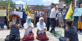 Demo Pencemaran Limbah Peternakan PT Greenfields, Mahasiswa Bawa Kotoran Sapi ke Gedung DPRD