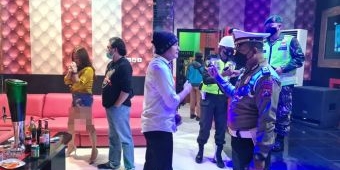 Langgar Jam Malam, Pengunjung 5 Tempat Karaoke di Kota Blitar Dibubarkan Satgas Covid-19