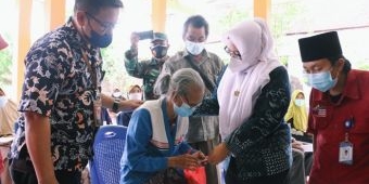 Wabup Gresik Salurkan Bansos PKH Plus Jaslut kepada Ratusan Lansia di Benjeng