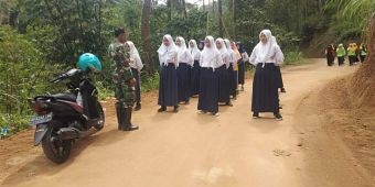 Para Siswa Desa Dompyong Bersyukur Bisa Gerak Jalan di Trek Jalan Baru