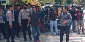 Bacakades Tak Diloloskan P2KD, Warga Demo Kantor DPMD Bangkalan