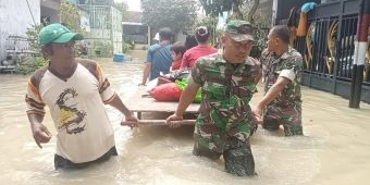 Anggota TNI Turun Tangan Bantu Evakuasi Korban Banjir di Gresik