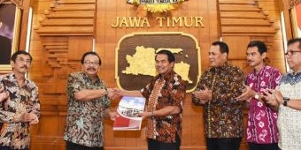 Pakde Karwo Serahkan 40 SK PAW Anggota DPRD Kota Malang di Surabaya