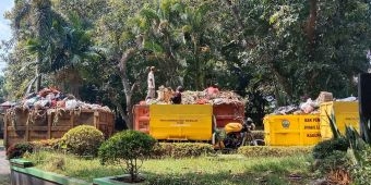 Ditolak dari 3 Lokasi, Sampah Tertimbun di Halaman Kantor DLH Bangkalan