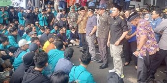 Tolak Kenaikan Harga BBM, Aliansi Mahasiswa Kota Malang Long March ke Gedung DPRD