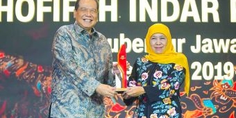 Khofifah Raih Penghargaan di Hari Pertama Kampanye Pilgub Jatim 2024 