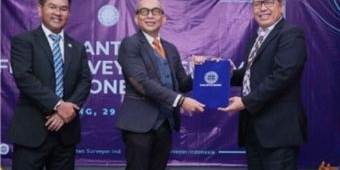 Sekjen Kementerian ATR/BPN Dianugerahi Gelar Surveyor Kehormatan