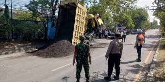 Diduga Rem Blong, Sebuah Dump Truck Tabrak Mobil Bak yang Parkir di Candi Sidoarjo