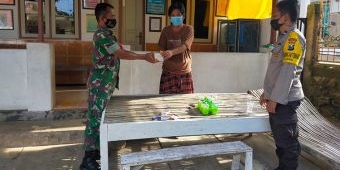 Babinsa Koramil 0826-05 Larangan Pamekasan Beri Bantuan untuk Warga yang Isolasi Madiri