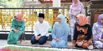 Ziarah ke Makam Pendiri NU, Khofifah: Gus Dur dan Gus Sholah itu Guru Saya, Beliau Sosok Istimewa