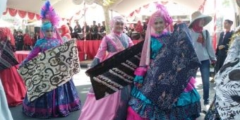 Fashion Batik Ramaikan Karnaval HUT ke-74 RI di Pamekasan