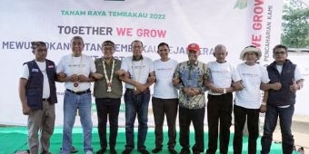 Selamatkan Mata Pencaharian Petani Tembakau, Bupati Pamekasan Teken Petisi Together We Grow