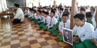 Ratusan Pelajar MI Al Falah Pagu Kediri Gelar Salat Gaib untuk Putra Sulung Ridwan Kamil