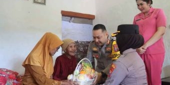 Bersama Ketua Bhayangkari, Kapolres Pasuruan Lakukan Anjangsana ke Purnawirawan dan Warakawuri