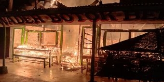 Warung Sambel Wader Cak Mat yang Terkenal di Trowulan Mojokerto itu Terbakar Hebat
