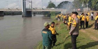 Peduli Lingkungan, Polres Kediri Kota dan Warga Bersih-Bersih Sungai Brantas