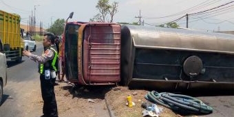 As Roda Patah, Truk Tangki Air Terguling di Sidoarjo