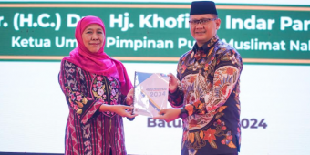 Kofifah Serahkan Buku Konsep 'Jalan Pendidikan Menuju Indonesia Maju 2034' pada Kadisdik Jatim
