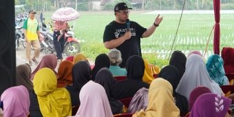 Diguyur Hujan, Warga Desa Brumbung Kediri Antusias Diskusi Bareng Cabup Dhito