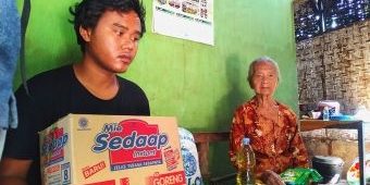 Wartawan Tulungagung Beri Bantuan Nenek 80 Tahun yang Hidupi Dua Cucunya