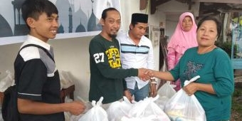 PWI Jember Bareng Kinansyah Bagikan Sembako