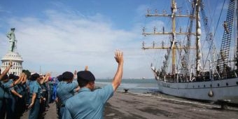 Pangkoarmada II Lepas KRI Dewaruci untuk Berlayar Menuju Balikpapan