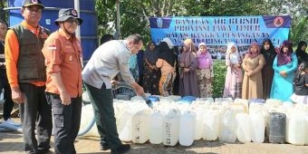 Atasi Kekeringan di Kabupaten Mojokerto, BPBD Jatim Droping Air Bersih dan Serahkan Bantuan Logistik