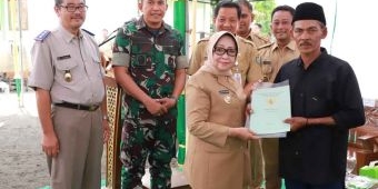 Bupati Jombang Serahkan Ribuan Sertifikat Tanah dari Program PTSL untuk Warga Desa Kebonagung