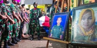 ​Isak Tangis Sambut Jenazah Sertu Eka Andriyanto dan Sri Lestari, Korban Serangan KKB Papua