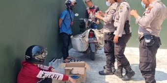 Polres Mojokerto Kota Ringkus 2 Pengedar Miras Saat Transaksi COD, Amankan 125 Botol Arak Bali