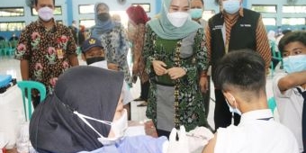 Persiapan PTM, Istri Bupati Sidoarjo Semangati Ribuan Pelajar SMP Ikuti Vaksinasi