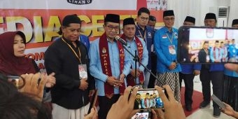 Massa BPK Antarkan KH. Kholilurrahman Daftar Bacabup ke KPU Pamekasan