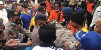 ​Kapolres Pamekasan Bantu Evakuasi Korban Tanah Longsor di Pasean