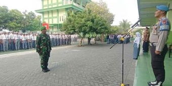 Bhabinkamtibmas dan Babinsa Rejeni Jadi Pembina Upacara di SMK Islam Krembung