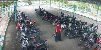 Waspada, Maling Helm Berhijab Satroni Parkir Motor Masjid Jamik Asy-Syuhada Pamekasan