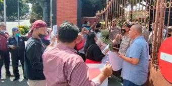 Demo di Kantor DPRD Kediri, Sejumlah Aktivis Tuntut Kasus Dugaan Perkosaan Anak Diusut Tuntas