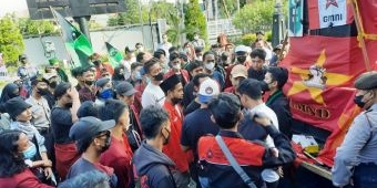 Aksi Saling Dorong Warnai Demo Mahasiswa di Kantor DPRD Tuban