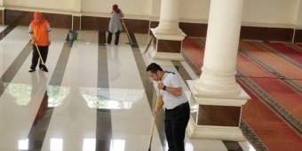 banyak-masjid-di-indonesia-tak-terjaga-kesuciannya-gegara-ngepel-lantai-masjid-pakai-alat-pel-wc